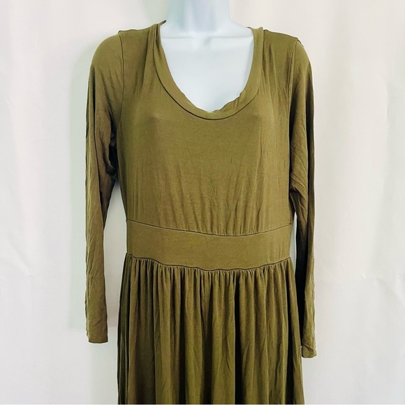 Maxi Jumpsuit in Forest Green with Empire Waist and Flowing Pants - Picture 3 of 6